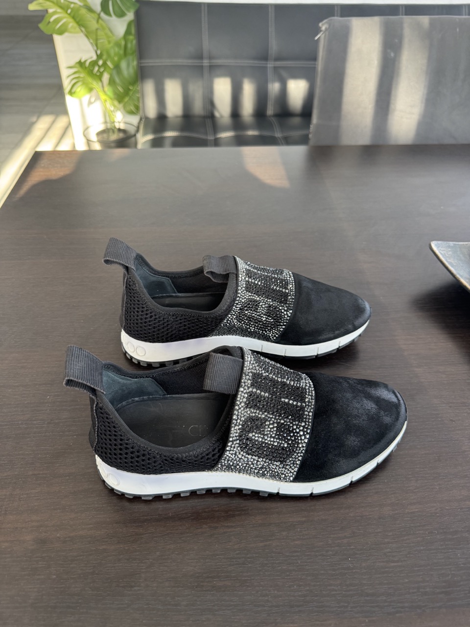 Reconditionare piele intoarasa – Jimmy Choo